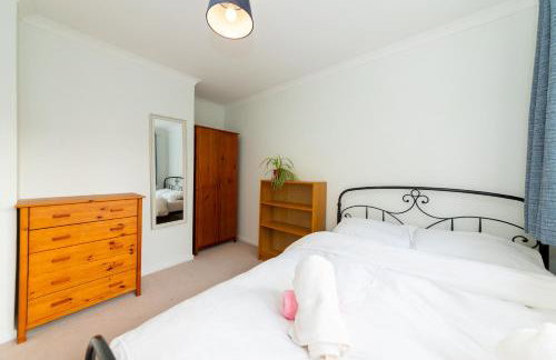 Cosy 3 Bedroom House near River Thames - Pass the Keys - Photo 25