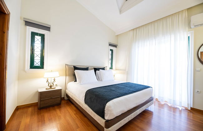 Vouliagmeni Athenian Riviera Villa - Photo 17