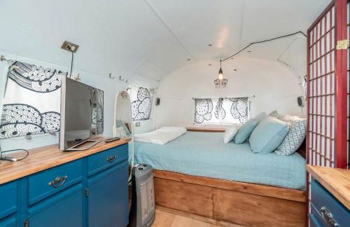 Sleek Retro Airstream Rental for Glamping for Two near Downtown Austin - Foto 13