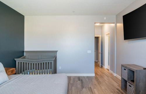 Spacious 4BR Home With BBQ, Near Sequoia & Fresno - Photo 19