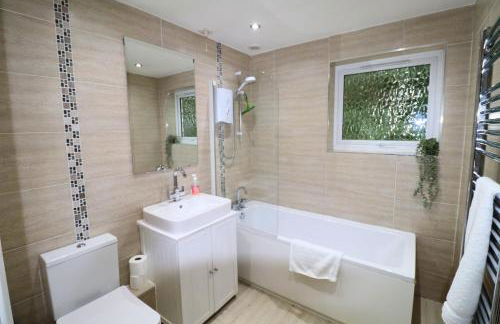 Spacious 5-Bedroom Home with Large Garden in Egham - Foto 14