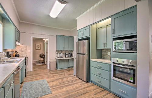 Family Home with Fire Pit, 2 Mi to Lake Access - Foto 14