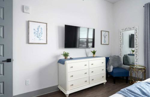 Luxury Apartment with Pool, Restaurants, Shopping) - Photo 21