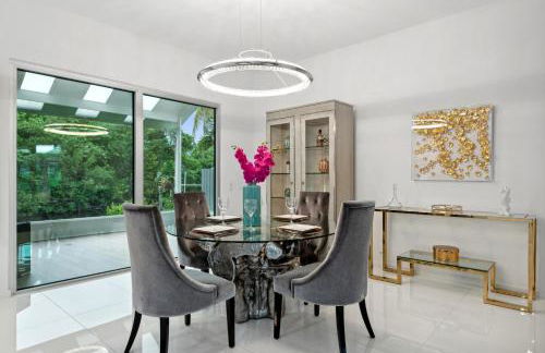 Luxury Modern Waterfront House in BEST Location! King Bed Suite & Close to Beach - Photo 10