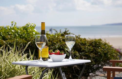 Delightful beachfront apartment - 2 bedrooms sleeps 4 - parking & stunning views - Foto 13