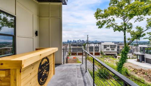 Nash House & Bars of Broadway with Patio Bar and Views! 8min Downtown! Sleeps 12! - Foto 3