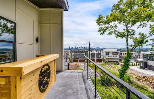 Nash House & Bars of Broadway with Patio Bar and Views! 8min Downtown! Sleeps 12! - Foto 3