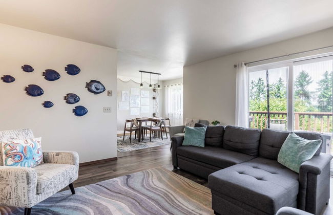 Seaside Getaway by Avantstay Deck w/ Views - Photo 8