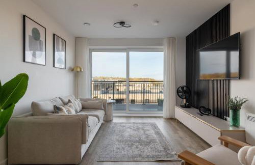 Modern Canal-Side Apartment in Milton Keynes - Photo 1