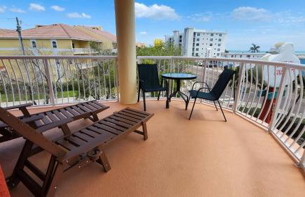 Spacious 2BR Oasis Steps to Treasure Island Beach - Foto 15