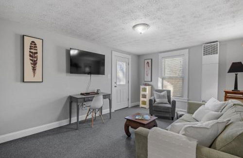 Cozy & Warm 2nd Flr Mid Term Rental - Photo 2