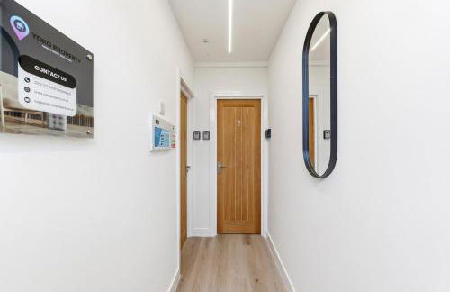 Unique 5 Bedroom 4 Bathroom House with Self-Contained-Studio - Excellent Location - Pool Table, Super-Fast Wifi, Smart TV and Self-Check-In by Yoko Property - Photo 53