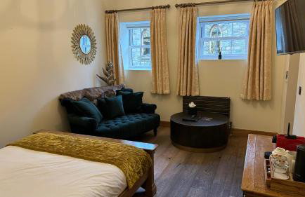 The Saddle Room - Photo 5