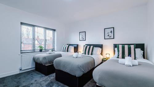 Spacious 4 Bed in Birmingham by 53 Degrees Property, Ideal for Business or Families, Games Room! - Foto 2