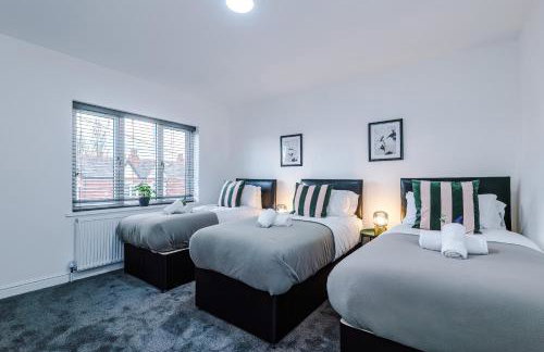 Spacious 4 Bed in Birmingham by 53 Degrees Property, Ideal for Business or Families, Games Room! - Foto 2