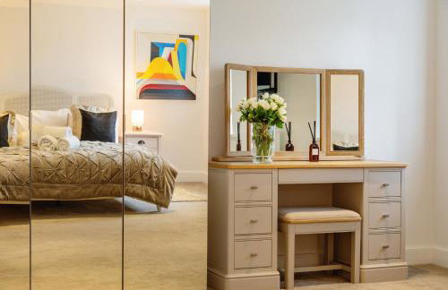 Luxe Detached 3 Bed Luxe House on Exclusive Private Estate Close to Coast Free Hot Tub Sleeps 6 Private Parking for 2 Cars - Photo 4