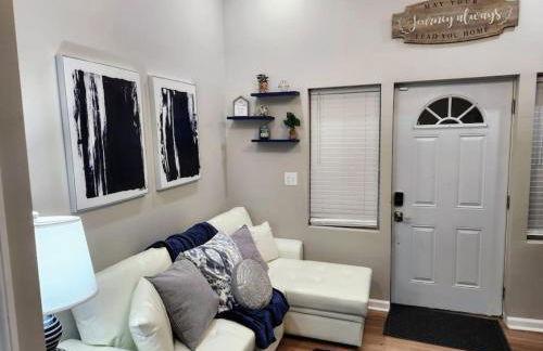 Stylish 1BR Near Heart of Town - Foto 1