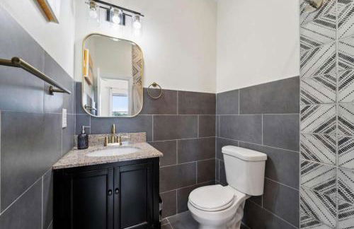 Roof deck w city views - brand new 3bd 3ba - Foto 21