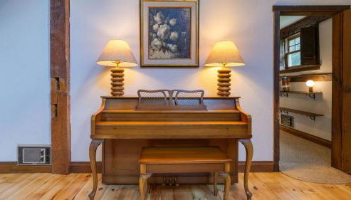 Historic Barn Retreat w Pool Pond Views Longview Pond Lodge by AvantStay - Foto 3, Other