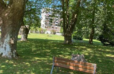Superbe T3 lumineux sur parc arboré avec piscine - Photo 1