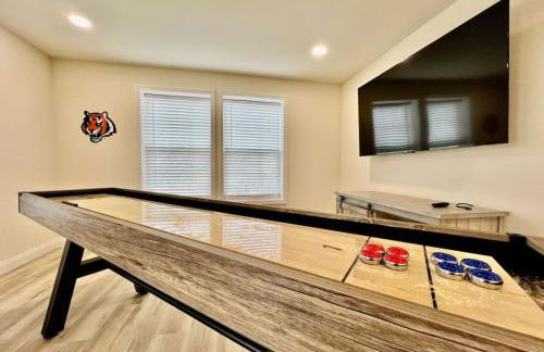 Beautiful NEW Ranch Home with a large deck and games - Foto 23