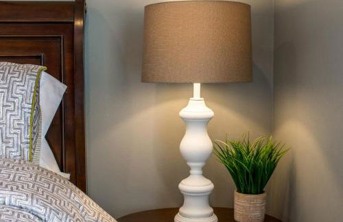 Cozy condo with yard and patio. Long-stay discount available - Foto 29