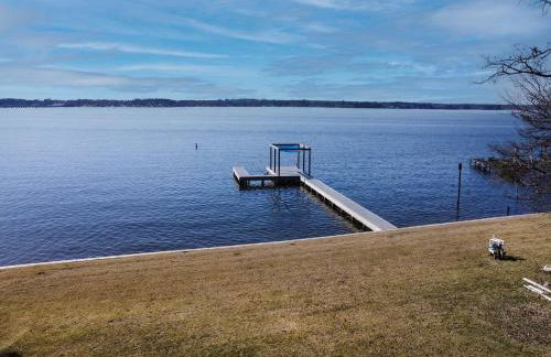 Lakefront House with Boat Dock, BBQ in Peaceful Flint - Foto 15