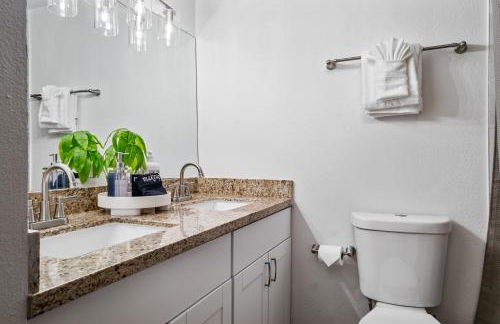 Gorgeous 4-bed home with Golf, Pool, & Hot Tub! - Photo 25