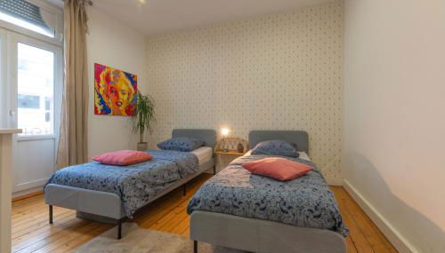 Plumeria - Grand Appartement 75m2 - Au calme avec Jardin - Idéal Famille ou Groupe de Travailleurs - Parking Public Gratuit - 2 Chambres - 4 Lits séparés - Foto 2