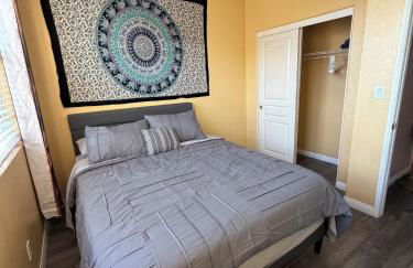 Private and Stylish 3Bdrm 3Ba Townhome, Gated Patio, King Bed, Spacious, Free Parking, Available now - Foto 12