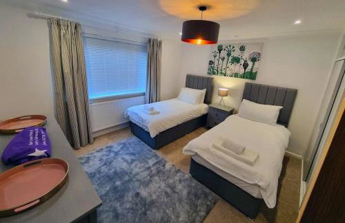 Spacious home with panoramic sea view, free parking EV & large garden - Photo 41