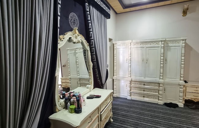 Impeccable 4-bed Villa in Gujrat - Photo 8