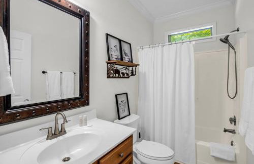 Peaceful Lake Lure Cabin, Hot Tub, Huge Screened Porch, Private Beach - Foto 20