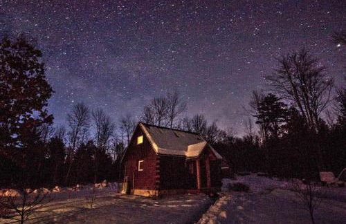 Cozy Log Cabin with an Indoor Fireplace Located on 70 Forested Acres in Leicester, Vermont - Foto 42