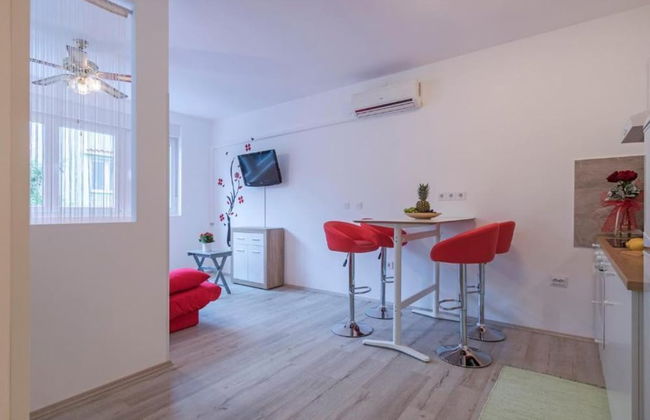 Pula Modern and Bright Apartments With Terrace and Garden - Photo 15