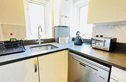 Inviting 2 Bed Guest House steps away from Ascot Racecourse 3 mins drive, 5 mins to Legoland, 12 mins to Windsor Castle Perfect for families & racegoers alike - Foto 12