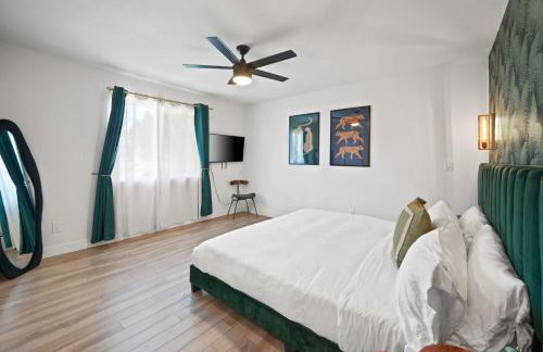 NEW Retro Escape 70's Vibes Wellness Game Room - Foto 37