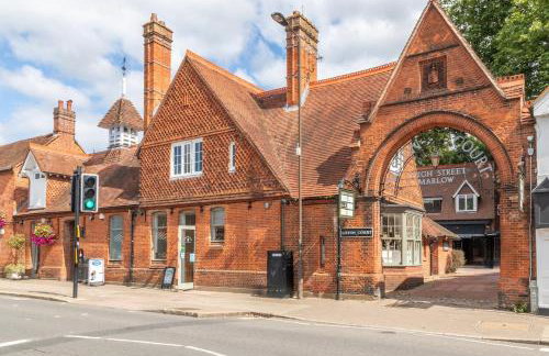 Marlow Family Retreat, Short Stroll into Town - Photo 8