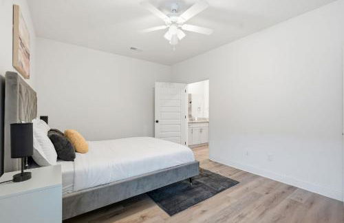 Chic 2BR2BA Home Great Location - Photo 24