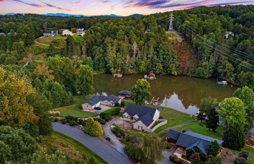 LKJ - Lakefront Home, Hot tub, Fire Pit, Games and Movie Room! - Foto 46