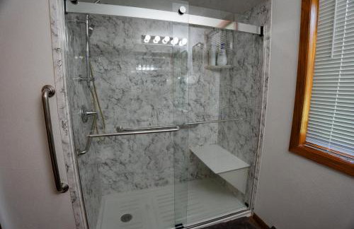 Whispering Woods Estate - Relax, Recharge, Connect - 12 wooded acres, 3 Bedrooms, 3 Baths, sleeps 10 - Foto 32