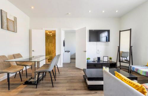 Coastal 2BR Escape | Walk to Beach & 2 Queen Beds - Foto 22