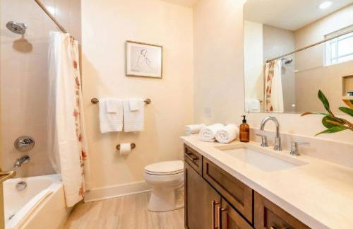 Skyline Views with Double Rooftop Deck & Game Room - Foto 18