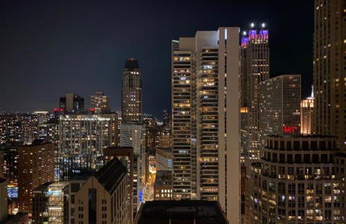 River North Magnificent Mile Condo, Lake and City Views, 43rd Floor Corner, Parking Included! - Foto 39