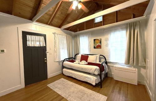 Cottage 8-9 - Stand Alone 2 Bedroom 2 Bath Private Courtyard Pet Friendly with Fee - Photo 3