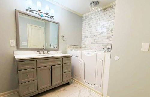 Private and Relaxing Getaway with Gym, Pool & Hot Tub - Foto 18