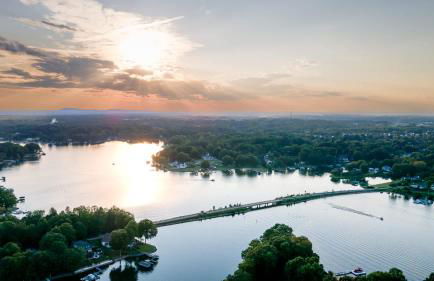 Tranquil Lakefront Carriage House with Dock - Foto 34