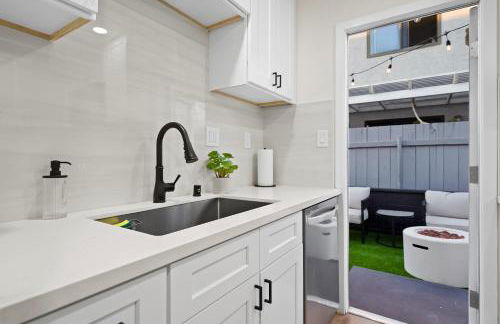 Explore North Park Chic 2br with Fire Pit Sleeps 6 - Foto 34
