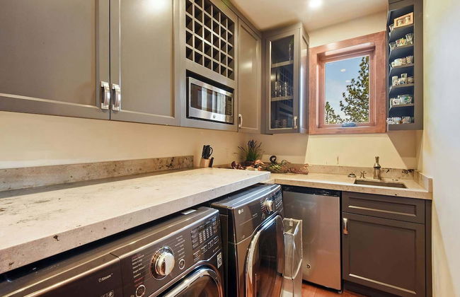 Luxury Mountain Chalet Deck w/ BBQ & Lake Views - Photo 8