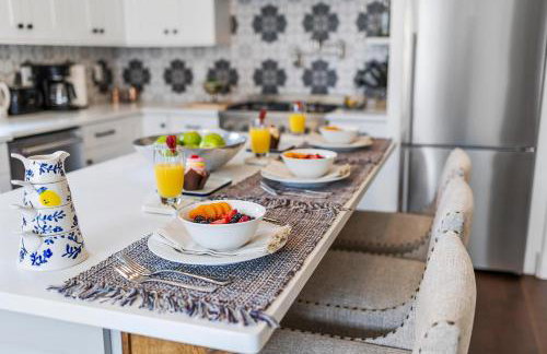 Elegant 4BR Home Guest House Private Yard - Foto 15